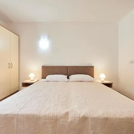 Cutan Διαμέρισμα Τρογκίρ